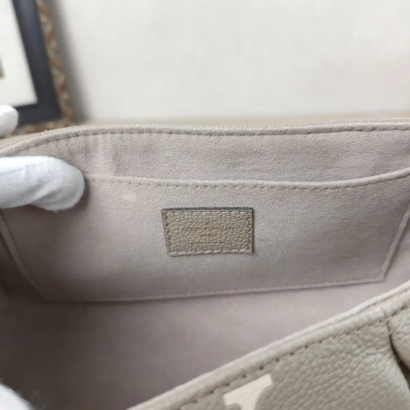 Louis Vuitton Crossbody Bag Favorite Empreinte Embossed Calfskin Monogram Medium24 × 9 × 14 cm — detail view 12 of 18