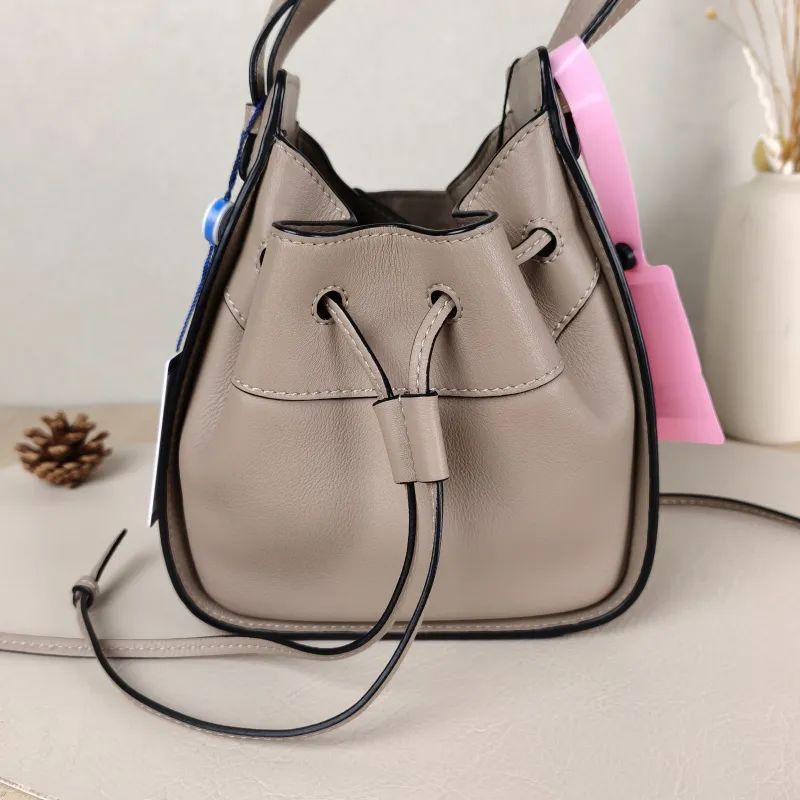 LOEWE Crossbody Bag Hammock Calfskinmini17 × 11 × 19.5 cm — detail view 12 of 12