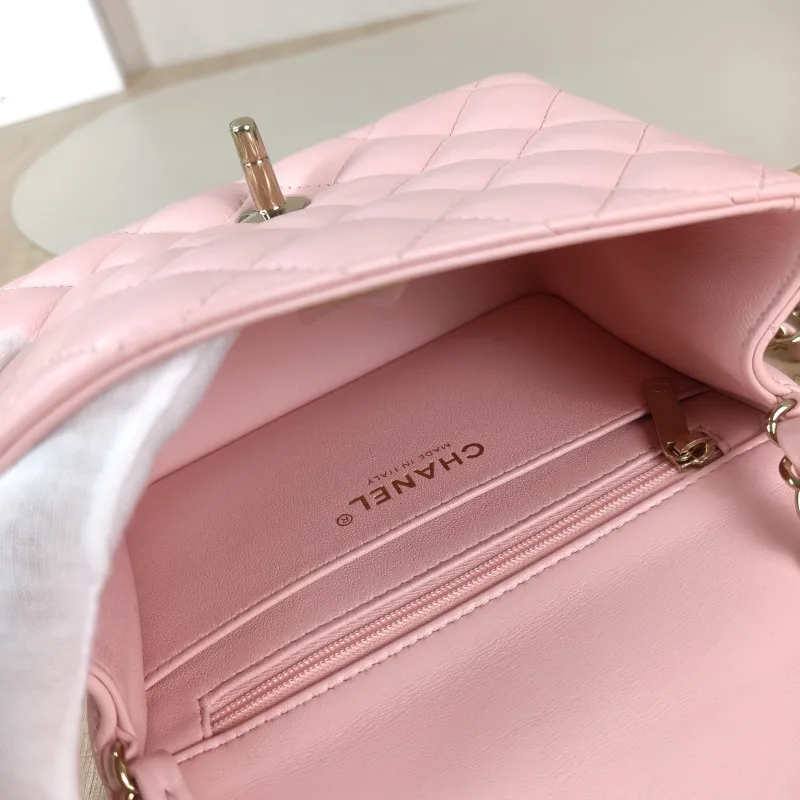 Chanel Crossbody Bag Edition Pink Lambskin 16.5 × 8 × 12.5 cm — detail view 5 of 12