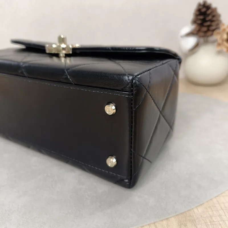 Chanel Crossbody Bag23k Box Bag Black CC alfskin22 × 9 × 10.5 cm — detail view 4 of 17