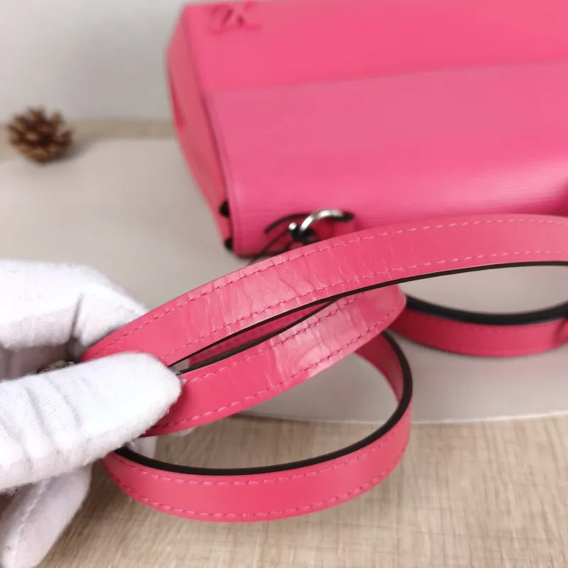 Louis Vuitton Crossbody Bag CLUNY Red Calfskin BB 28 × 10 × 20 cm — detail view 5 of 14