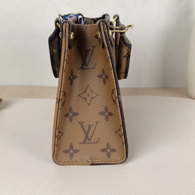 Louis Vuitton Crossbody Bag Onthego BB Monogram PVCBB18 × 8.5 × 15 cm — detail view 7 of 10