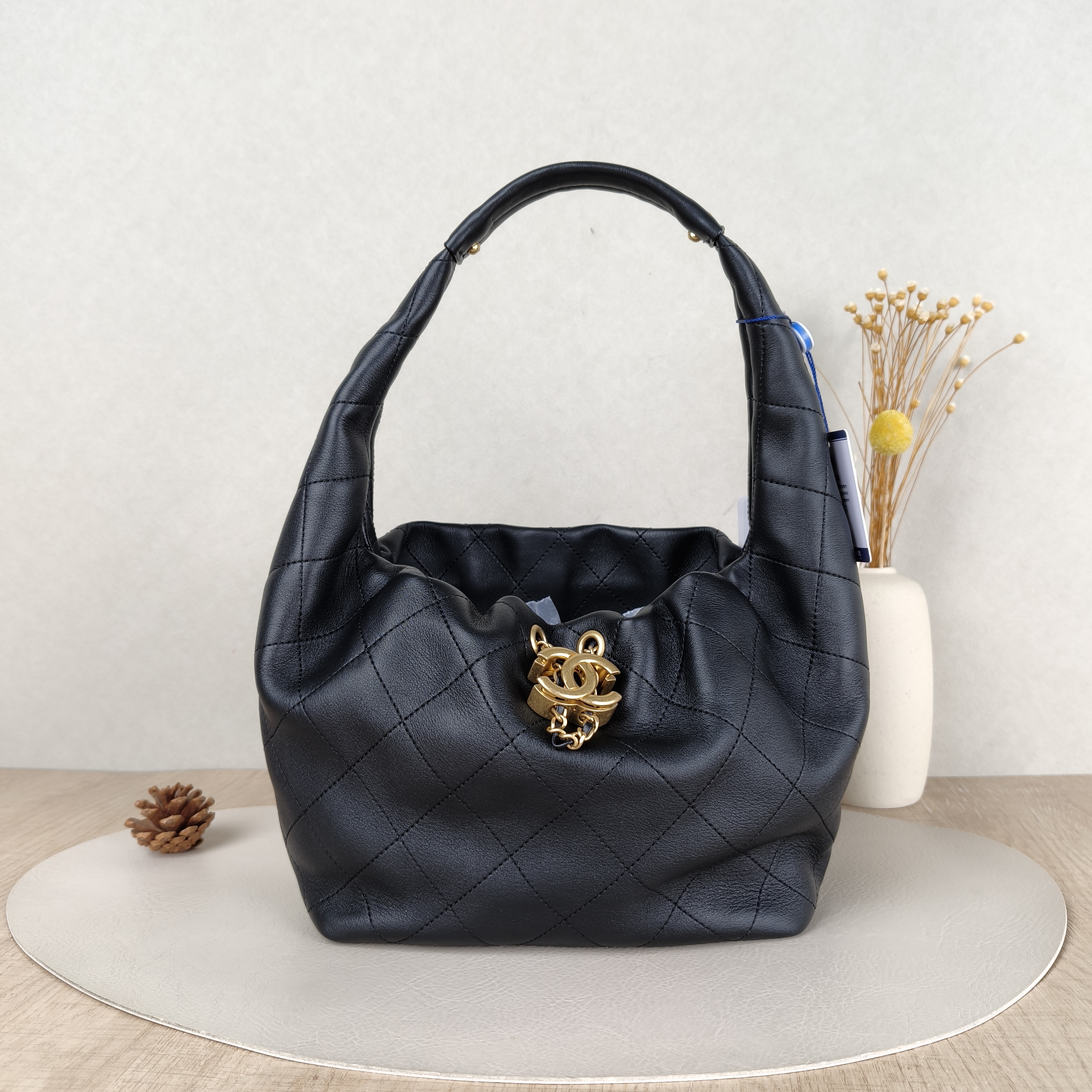 Chanel Crossbody Bag26c Black Calfskin One Size32 × 12 × 24 cm