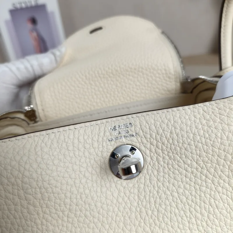 Hermès Crossbody Bag Shoulder Strap Lindy Mini 19 TC Calfskinmini19 × 9.5 × 13 cm — detail view 7 of 9