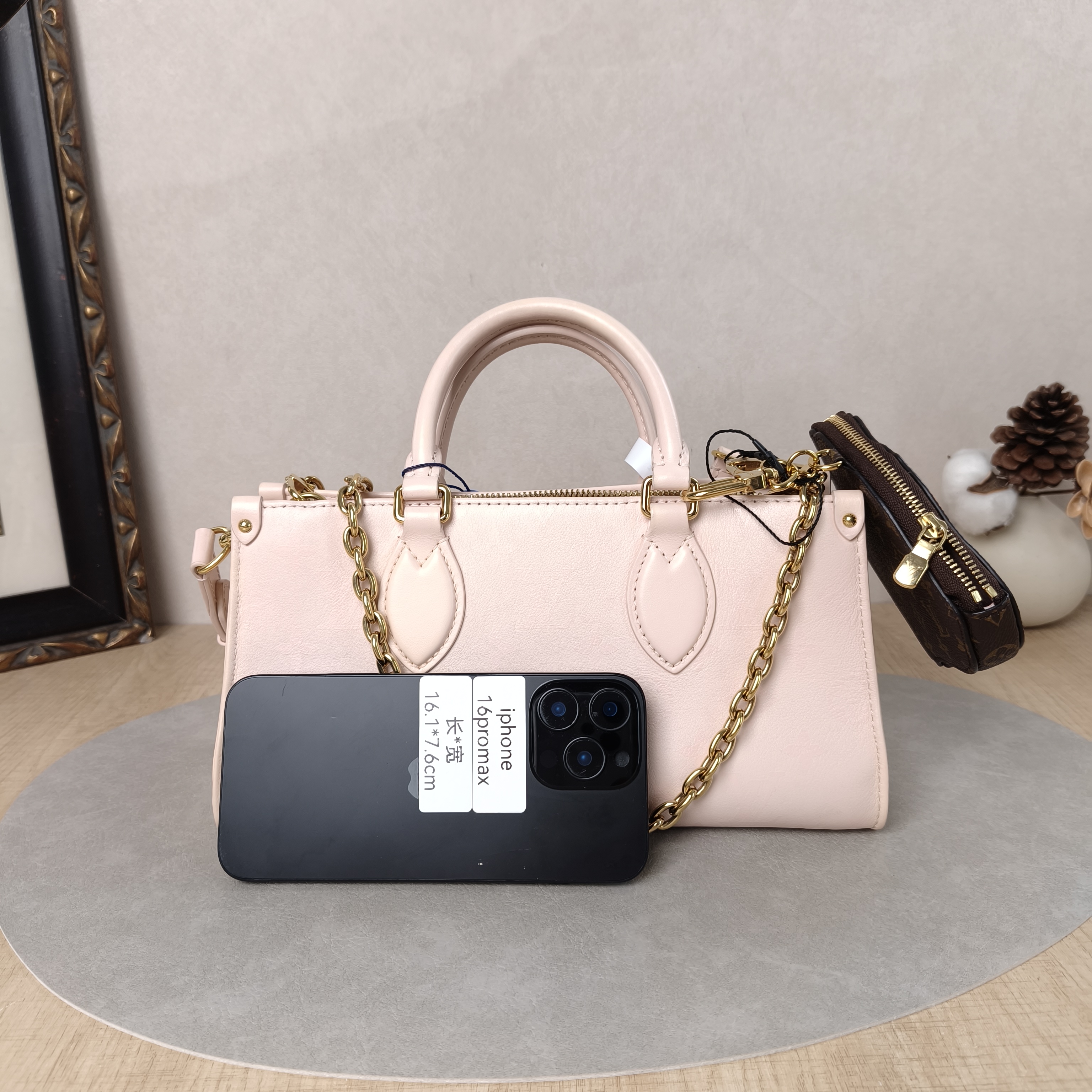 Louis Vuitton Crossbody Bag Onthego East West Two Straps Sun Yitian Pearl · Calfskin Small25 × 10 × 13 cm — cover view 2 of 6
