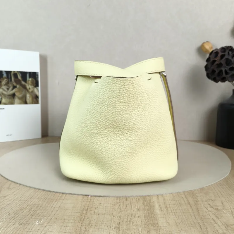 Hermès Top Handle Bag Picotin Lock 18 18 Taurillon Clemence TC Calfskin Small18 × 13 × 18 cm — detail view 7 of 9