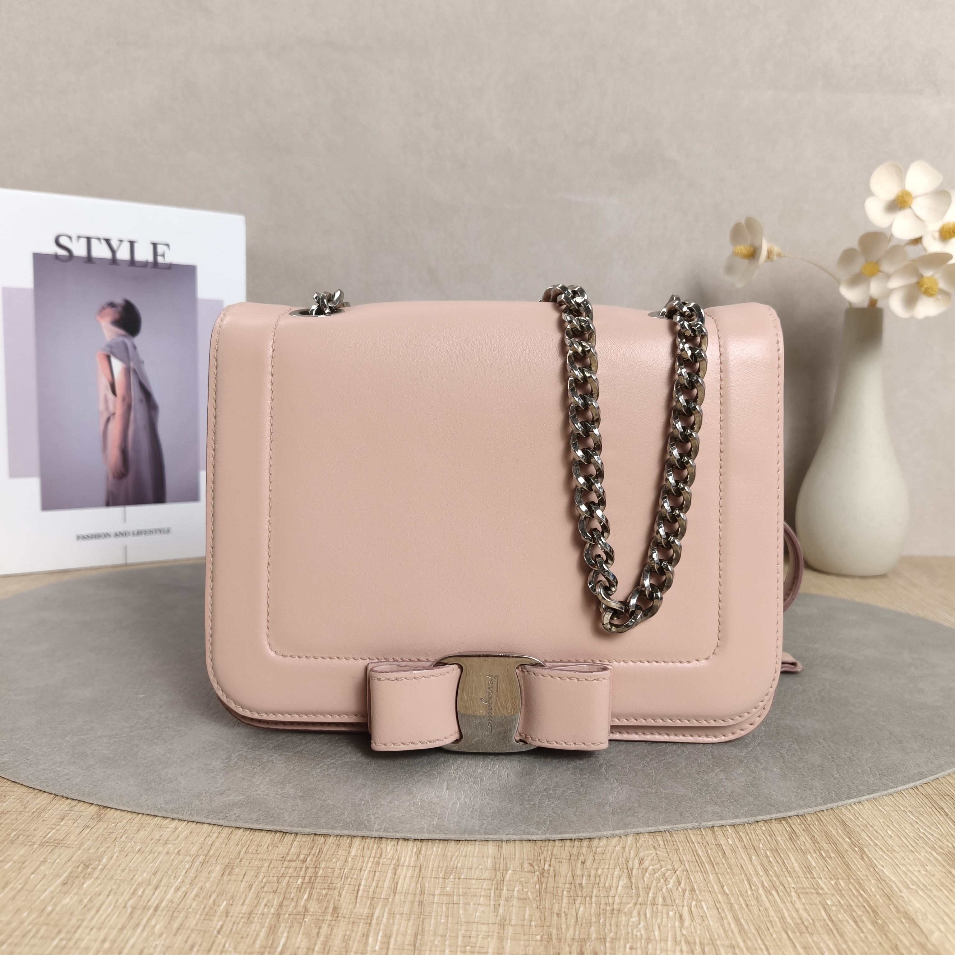 FERRAGAMO vara Chain Bag Pink Calfskin · 20 × 6.5 × 16 cm