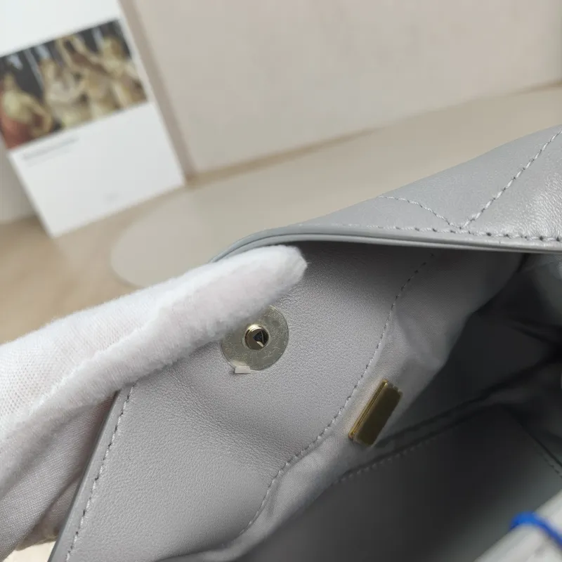 Chanel Shoulder Bag hobo Grey Lambskin 21.5 × 8.5 × 16 cm — detail view 8 of 12