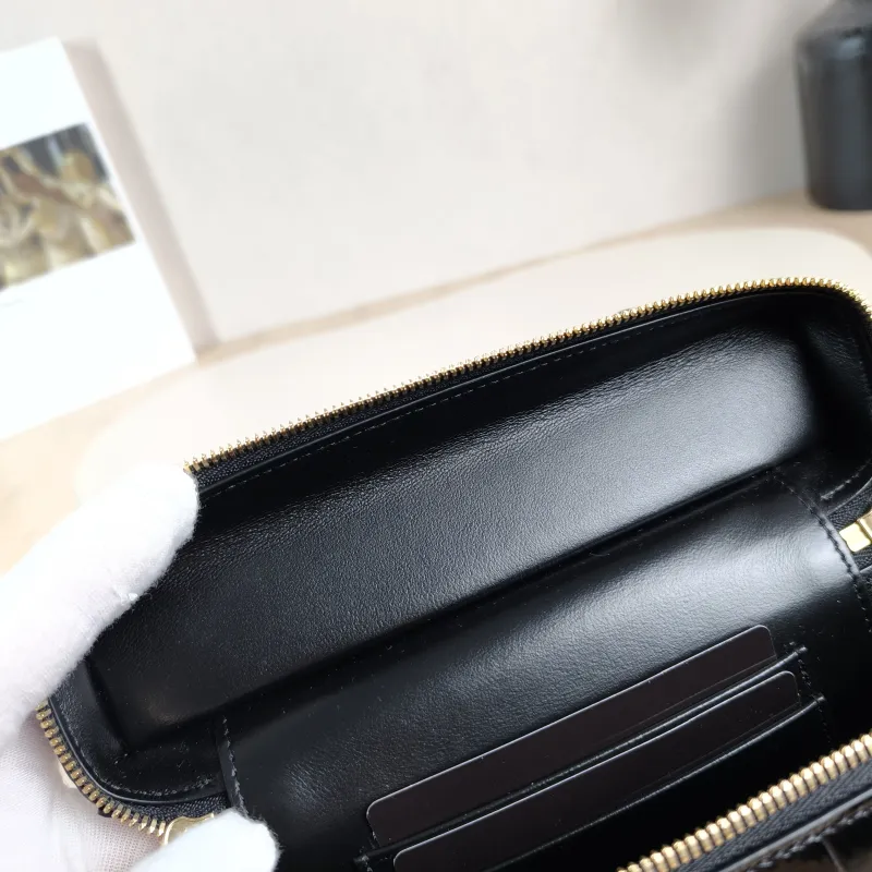 Chanel Crossbody Bag lp Vanity Case Bag Black Calfskin One Size 19.5 × 5 × 17 cm — detail view 2 of 15
