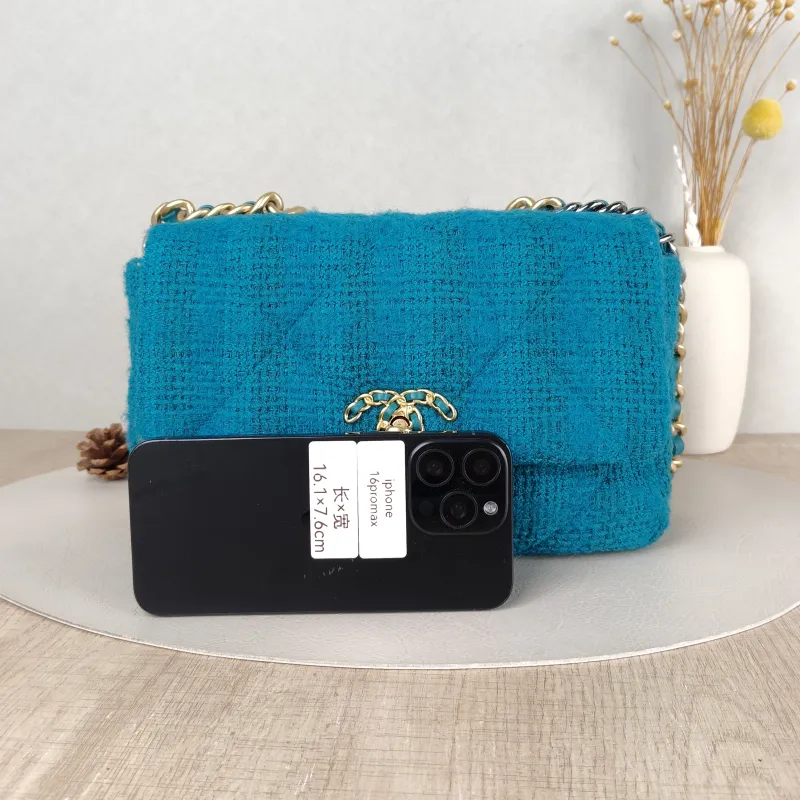 Chanel Crossbody Bag 19Bag Green Small 26 × 9 × 16 cm 29 — cover view 4 of 5