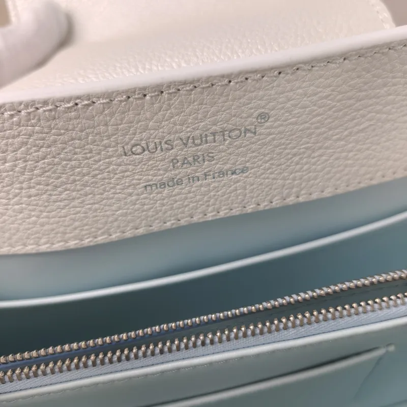 Louis Vuitton Top Handle Bag Capucines Calfskin BB 27 × 9 × 17.5 cm — detail view 9 of 15