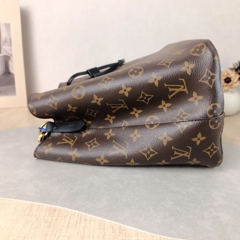 Louis Vuitton Shoulder Bag NÉONOÉ Bucket Bag Black PVC Medium 26 × 17.5 × 26 cm — detail view 5 of 11