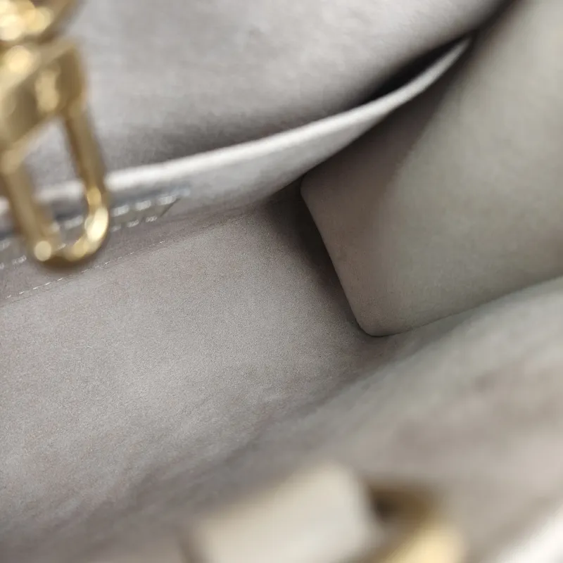 Louis Vuitton Crossbody Bag Onthego BB · White Monogram Empreinte Embossed Calfskin BB 18 × 8.5 × 15 cm — detail view 5 of 9