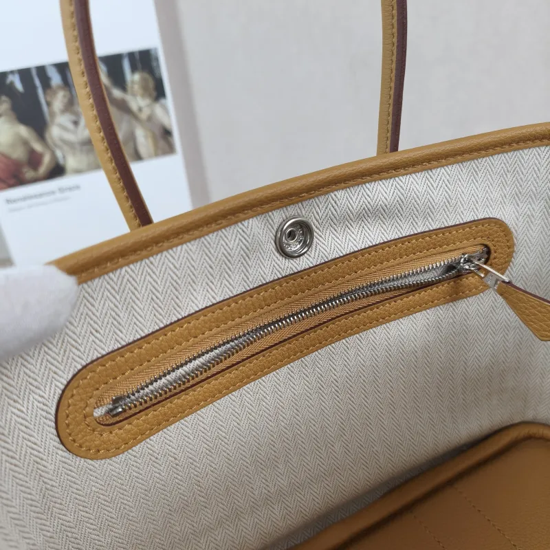 Hermès Top Handle Bag Neo Garden 23 Mini 2S Togo Calfskin Mini 23 × 10 × 16 cm G — detail view 1 of 10