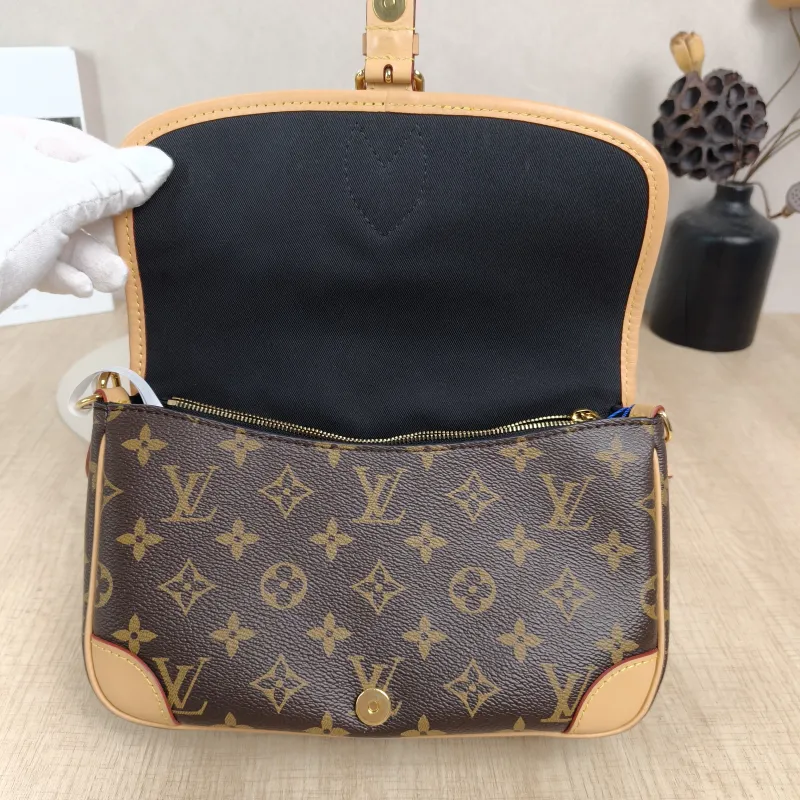 Louis Vuitton Crossbody Bag Diane Baguette Bag Shoulder Strap PVC Small24 × 9 × 15 cm — detail view 13 of 15