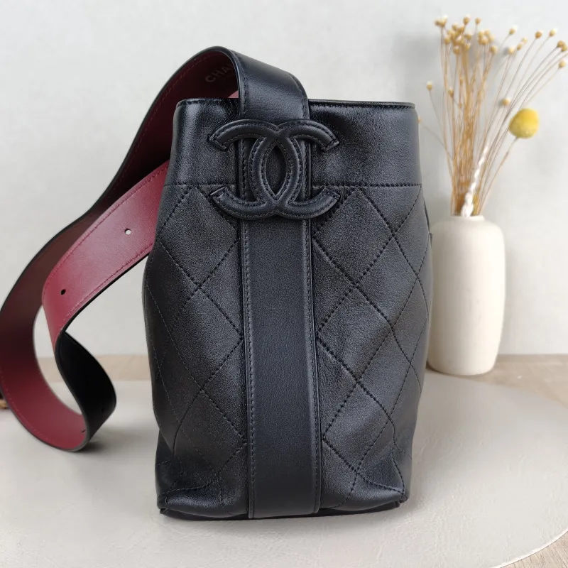 Chanel Shoulder Bag Bucket Bag Black Lambskin 22.5 × 13 × 22 cm — detail view 7 of 10