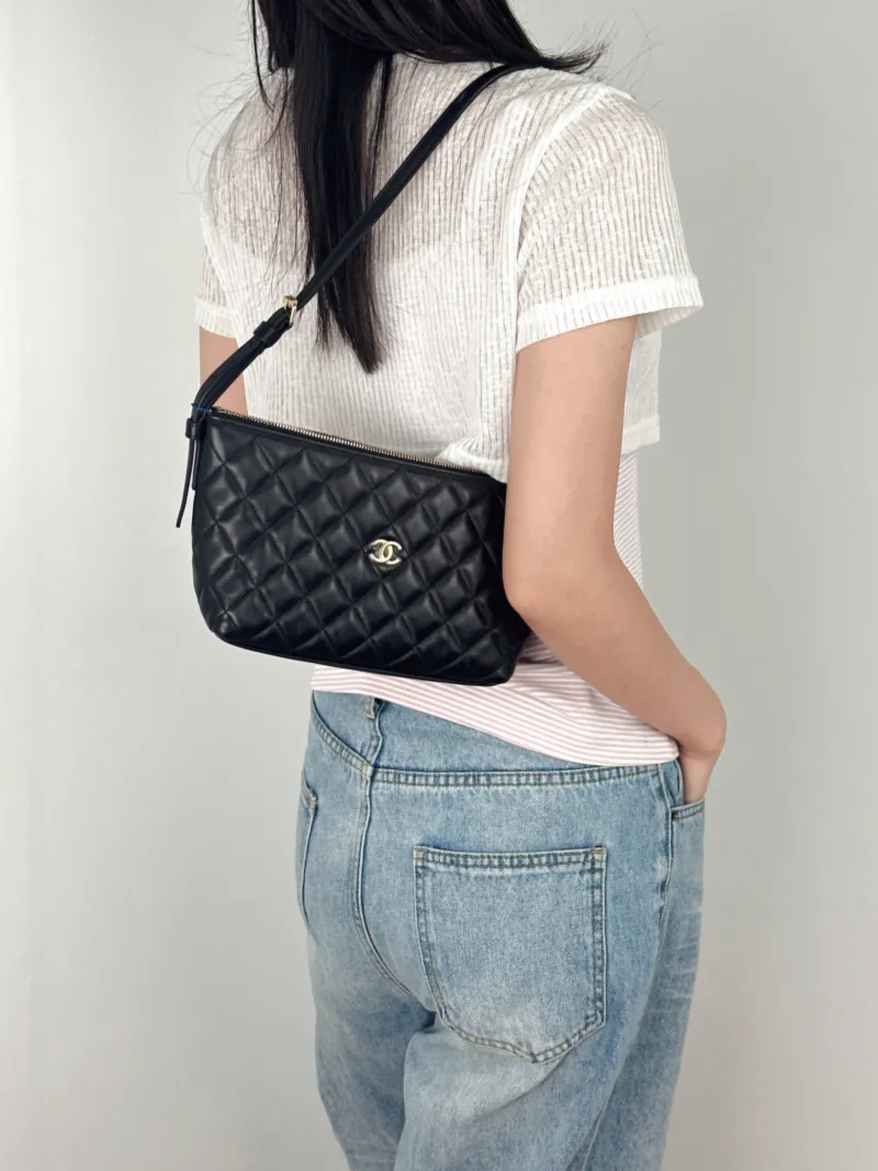 Chanel Crossbody Bag Hobo Vanity Case Bag Black Lambskin One Size19 × 8 × 14 cm — on-model view 2 of 3
