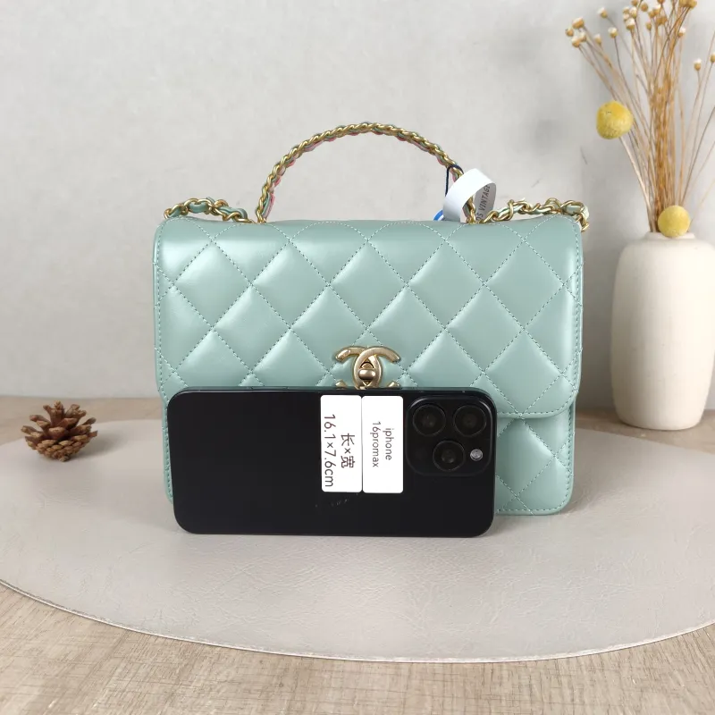 Chanel Crossbody Bag Green Calfskin One Size 22 × 7 × 16 cm — cover view 5 of 5