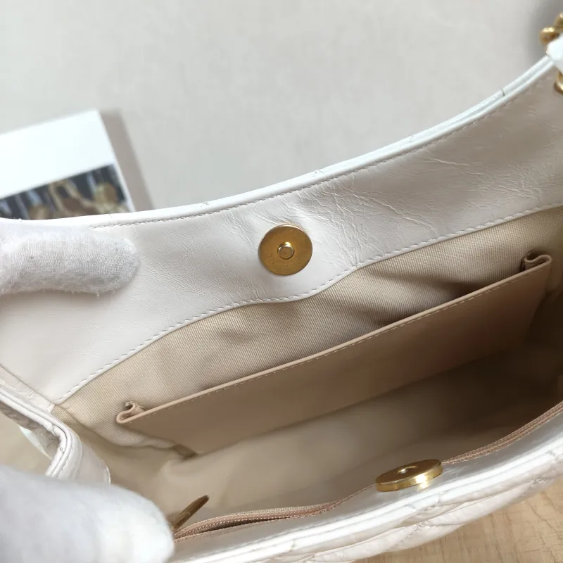 Chanel Crossbody Bag HOBO White Waxed Leather Medium 23 × 8 × 21 cm — detail view 4 of 10