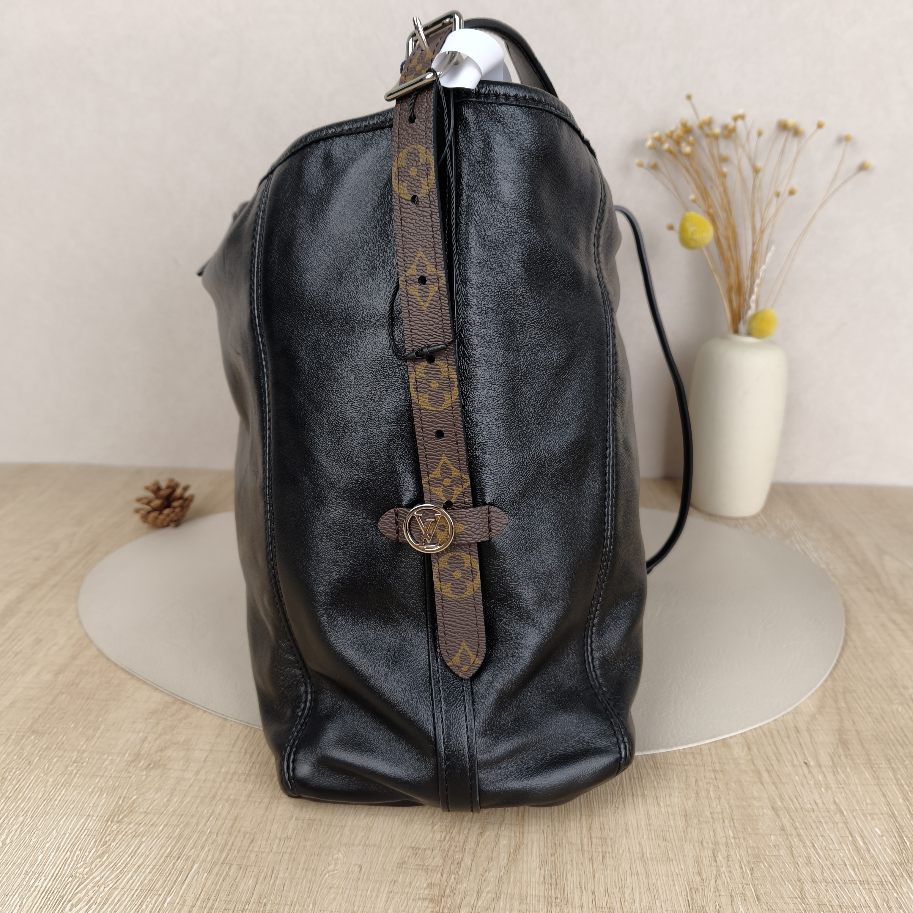 Louis Vuitton Crossbody Bag Carryall Vibe Black SL ambskin Medium39 × 15 × 30 cm — cover view 7 of 9