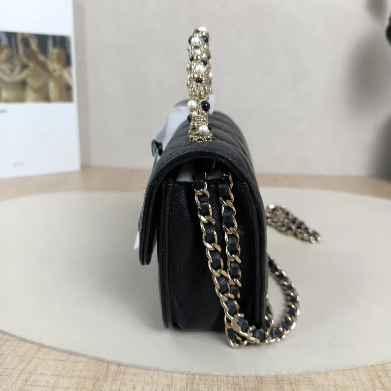Chanel Crossbody Bag26c Pearl Black Lambskinmini15 × 5.5 × 10.5 cm — detail view 8 of 13