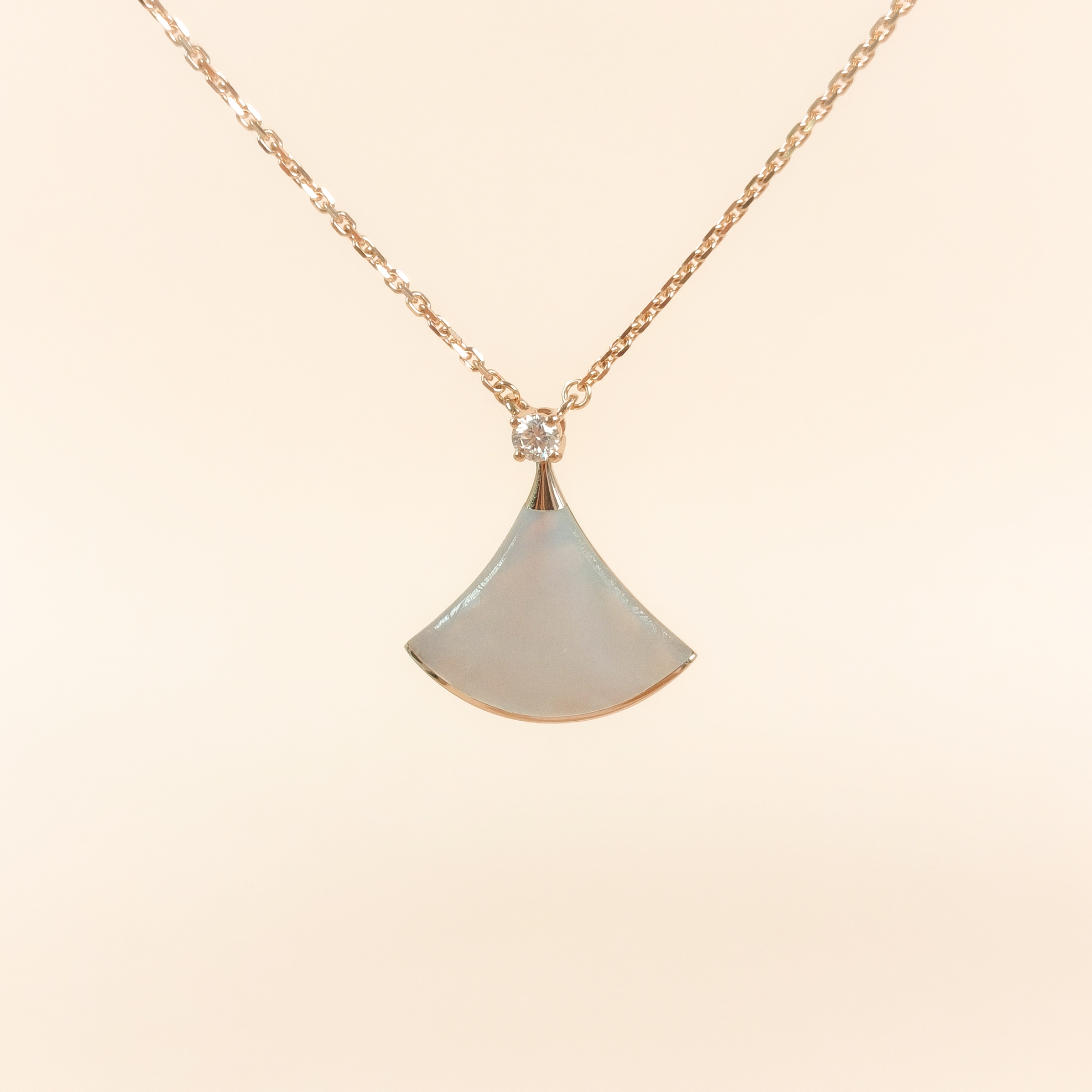 Bvlgari Necklace DIVAS’ DREAM Collection Pearl White Mother-of-Pearl Diamond18KR ose Gold Medium Pendant2cm 43cm