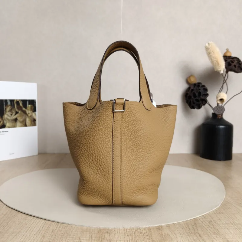 Hermès Top Handle Bag Picotin Lock 18 184B Taurillon Clemence TC Calfskin Small18 × 13 × 18 cm