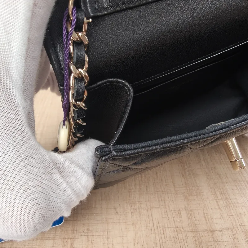 Chanel Crossbody Bag26c Pearl Black Lambskinmini15 × 5.5 × 10.5 cm — detail view 7 of 19