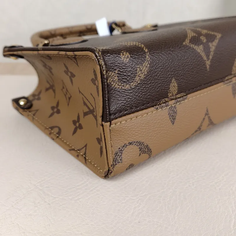 Louis Vuitton Crossbody Bag Onthego BB Monogram PVC BB 18 × 8.5 × 15 cm — detail view 7 of 11