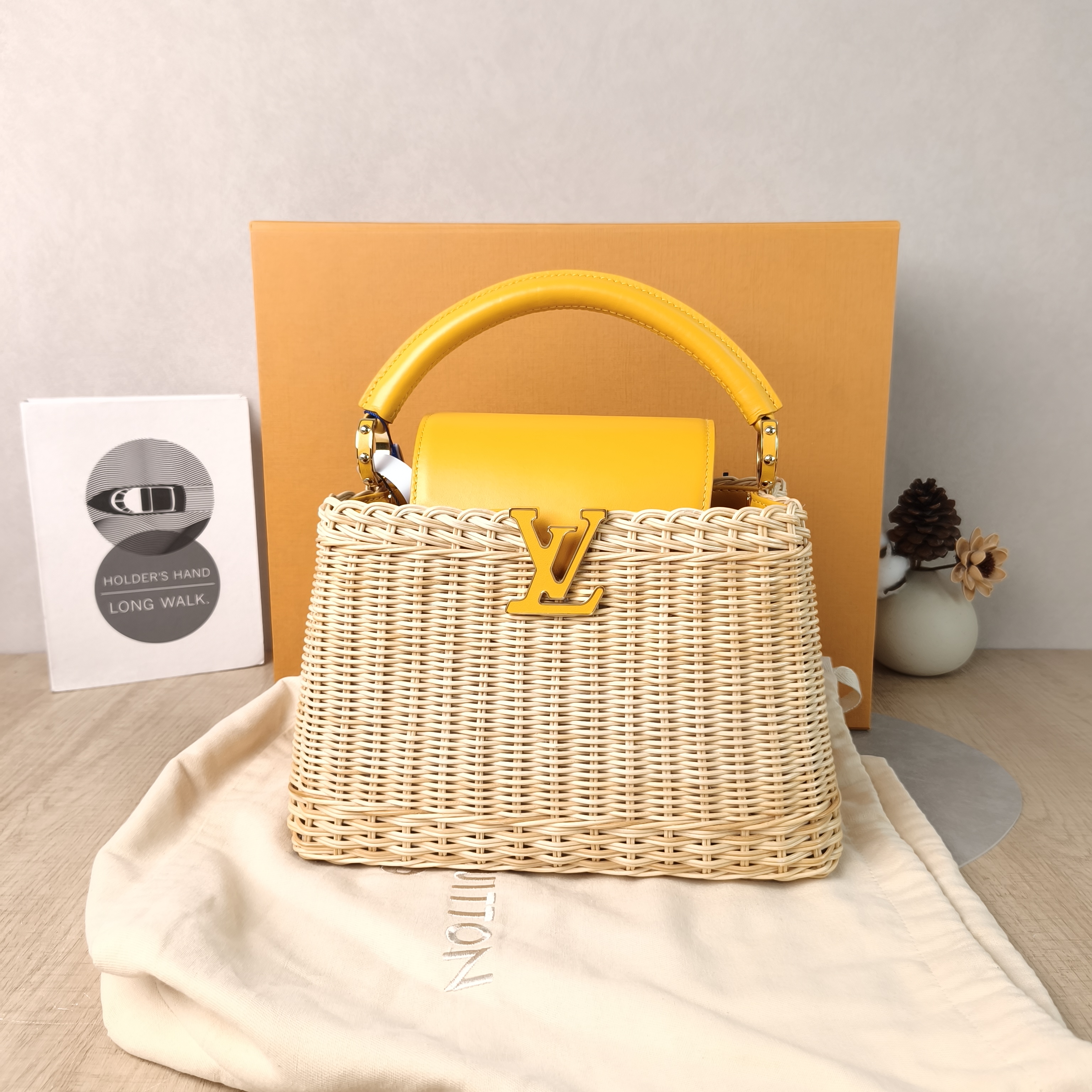 Louis Vuitton Top Handle Bag Capucines Yellow · Calfskin BB27 × 14 × 17.5 cm — cover view 3 of 6