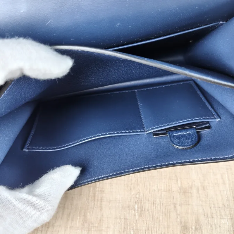 Hermès Crossbody Bag Constance 19 Gold-Tone Hardware 7U Lambskin Mini 19 × 4 × 15 cm G — detail view 3 of 14