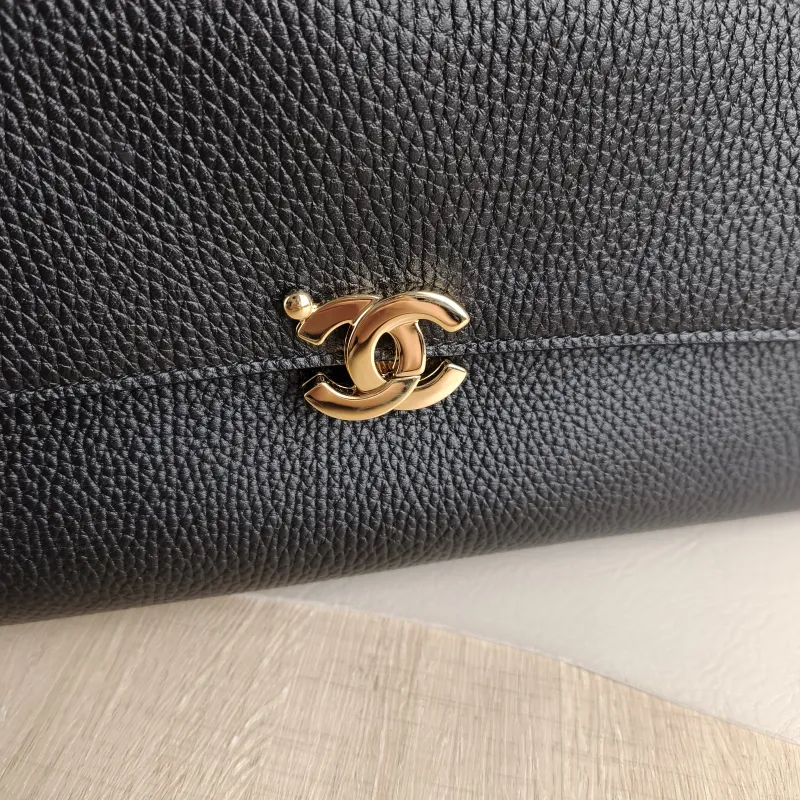 Chanel Shoulder Bag 26k Black Calfskin Medium 31.5 × 8 × 18.5 cm — detail view 2 of 13