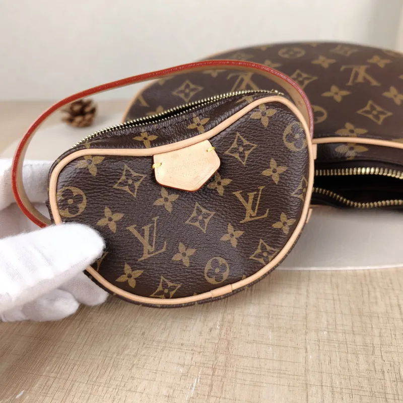 Louis Vuitton Shoulder Bag Croissant Monogram PVC Medium25 × 5 × 15 cm — detail view 4 of 13