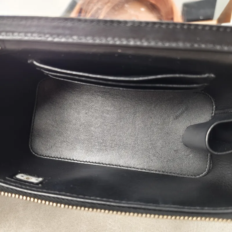 Chanel Crossbody Bag Edition Black Patent Leathermini16 × 8 × 9.5 cm — detail view 2 of 13