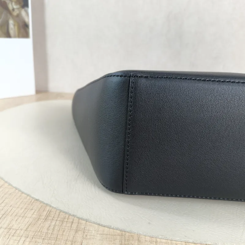 LOEWE Shoulder Bag Hammock Hobo Hobo Black Calfskin Mini 28 × 9.5 × 17 cm — detail view 4 of 9
