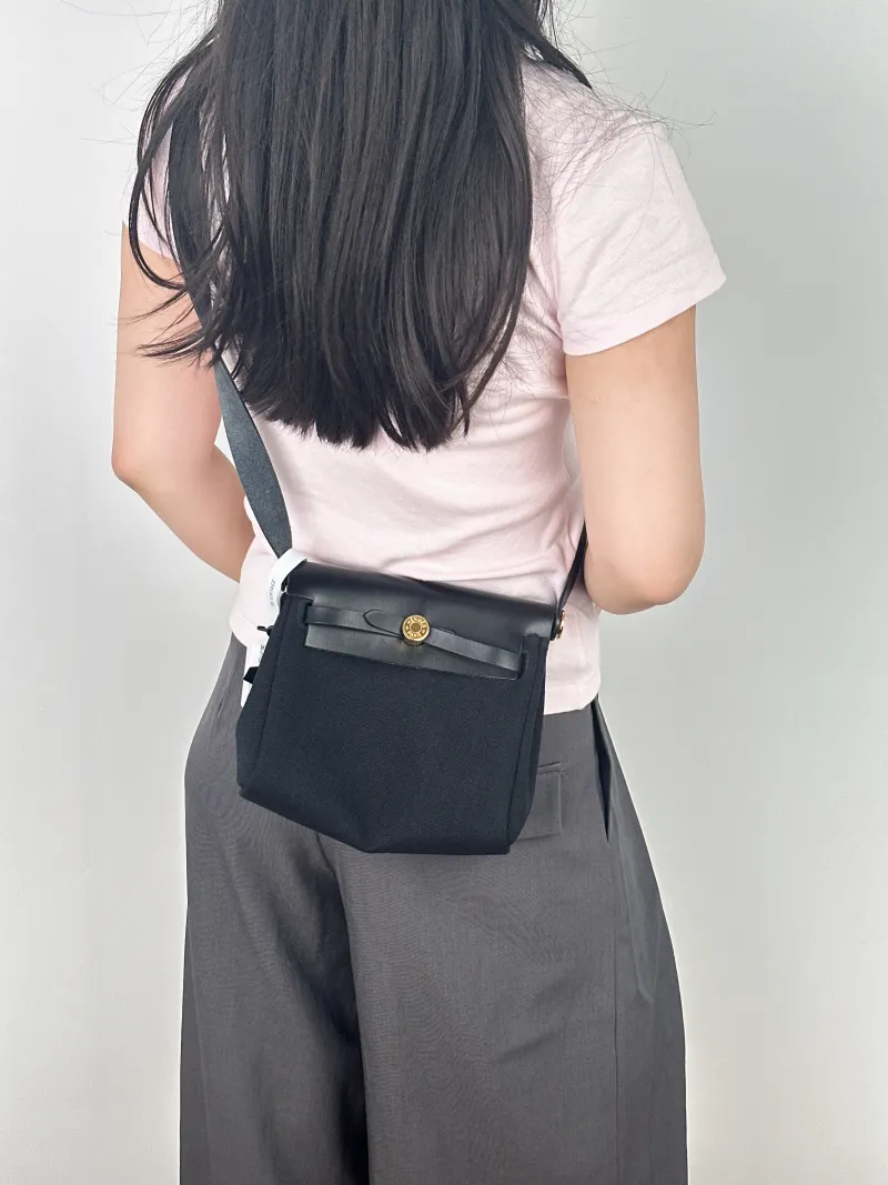 Hermès Crossbody Bag Herbag Zip 2089Black Calfskin，Canvasmini20.5 × 7 × 16.5 cm — on-model view 1 of 2