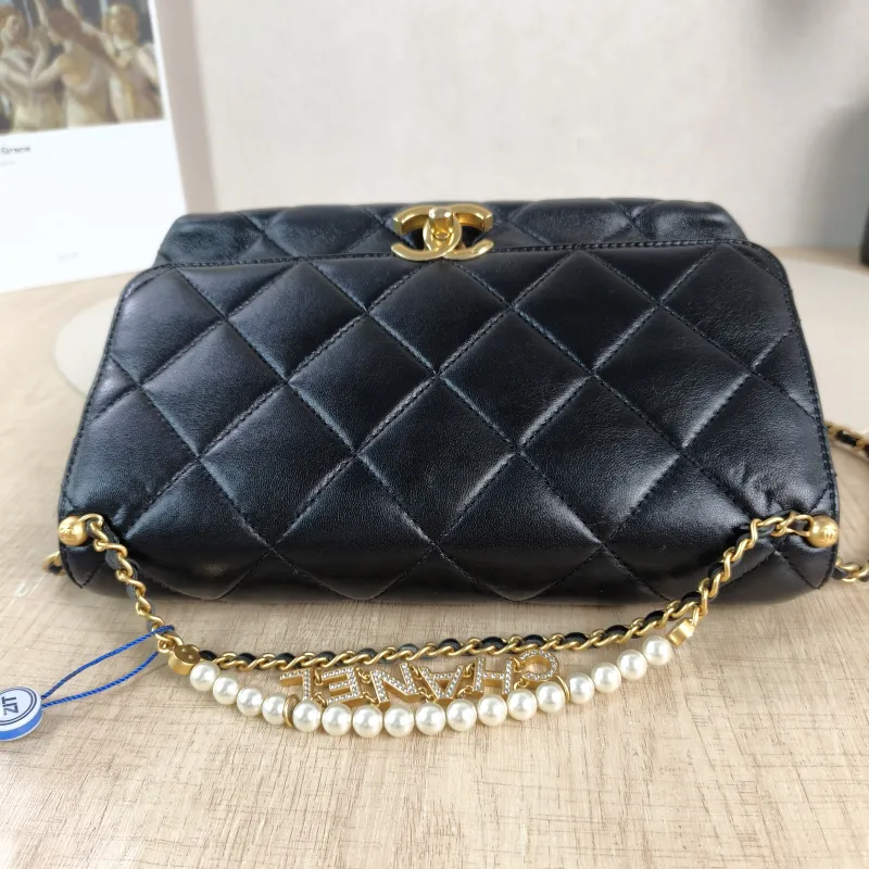 Chanel Crossbody Bag 24a Pearl Black Lambskin One Size 22 × 11 × 14.5 cm — detail view 5 of 11