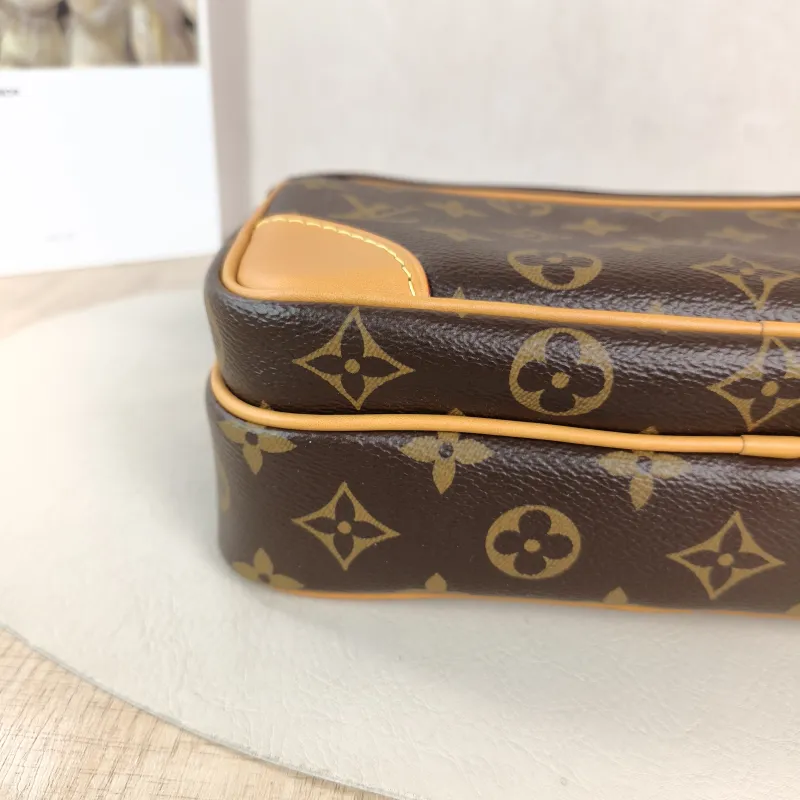 Louis Vuitton Crossbody Bag Nil Messenger Bag Monogram PVC 22 × 7 × 16.5 cm — detail view 8 of 11