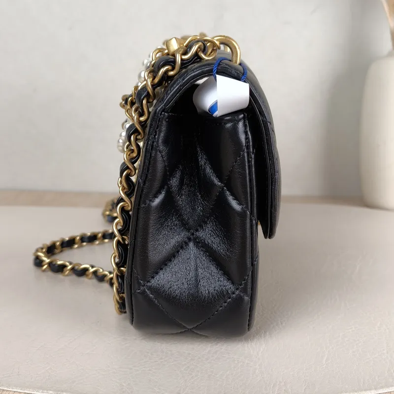 Chanel Crossbody Bag 26c Pearl Black Lambskin Small 20 × 6 × 14 cm — detail view 9 of 12