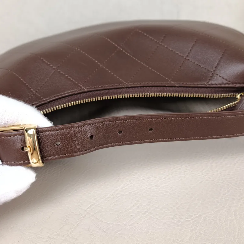 Chanel Shoulder Bag hobo Lambskin One Size 23.5 × 6 × 15 cm — detail view 2 of 13