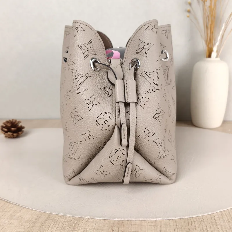 Louis Vuitton Crossbody Bag BELLA Calfskin One Size 22 × 14 × 19 cm — detail view 10 of 11