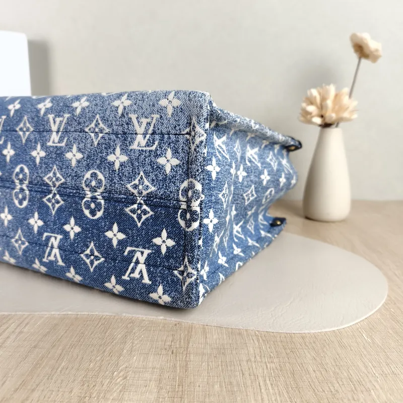 Louis Vuitton Shoulder Bag Onthego Medium Blue Medium 31 × 14 × 24 cm — detail view 9 of 10