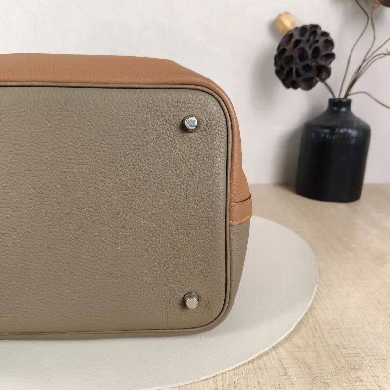 Hermès Top Handle Bag Picotin Lock 22 22 37 Brown · 18 · I2 TC Calfskin Medium 22 × 17 × 21 cm Z — detail view 5 of 9