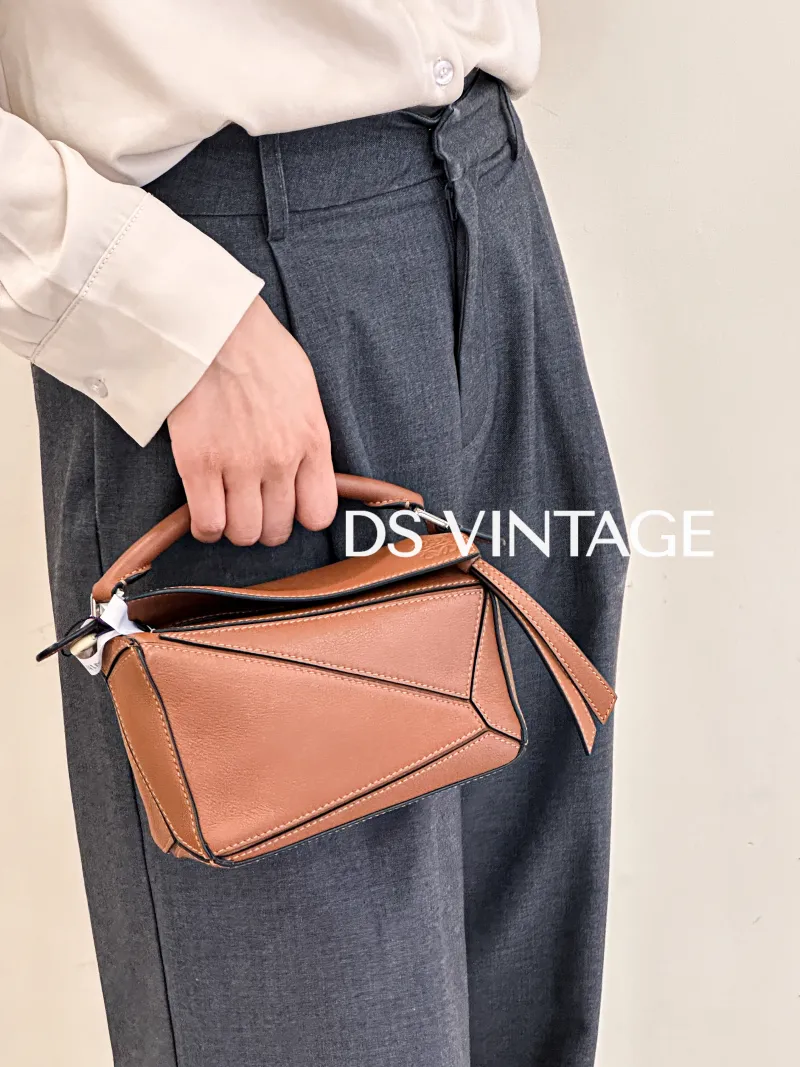 LOEWE Crossbody Bag Puzzle Caramel CC alfskin18 × 8 × 12.5 cm — on-model view 1 of 3