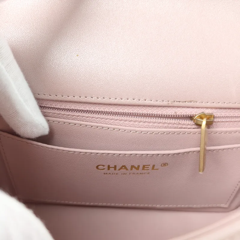 Chanel Crossbody Bag Pearl Lambskin One Size 19.5 × 7.5 × 14.5 cm — detail view 8 of 11