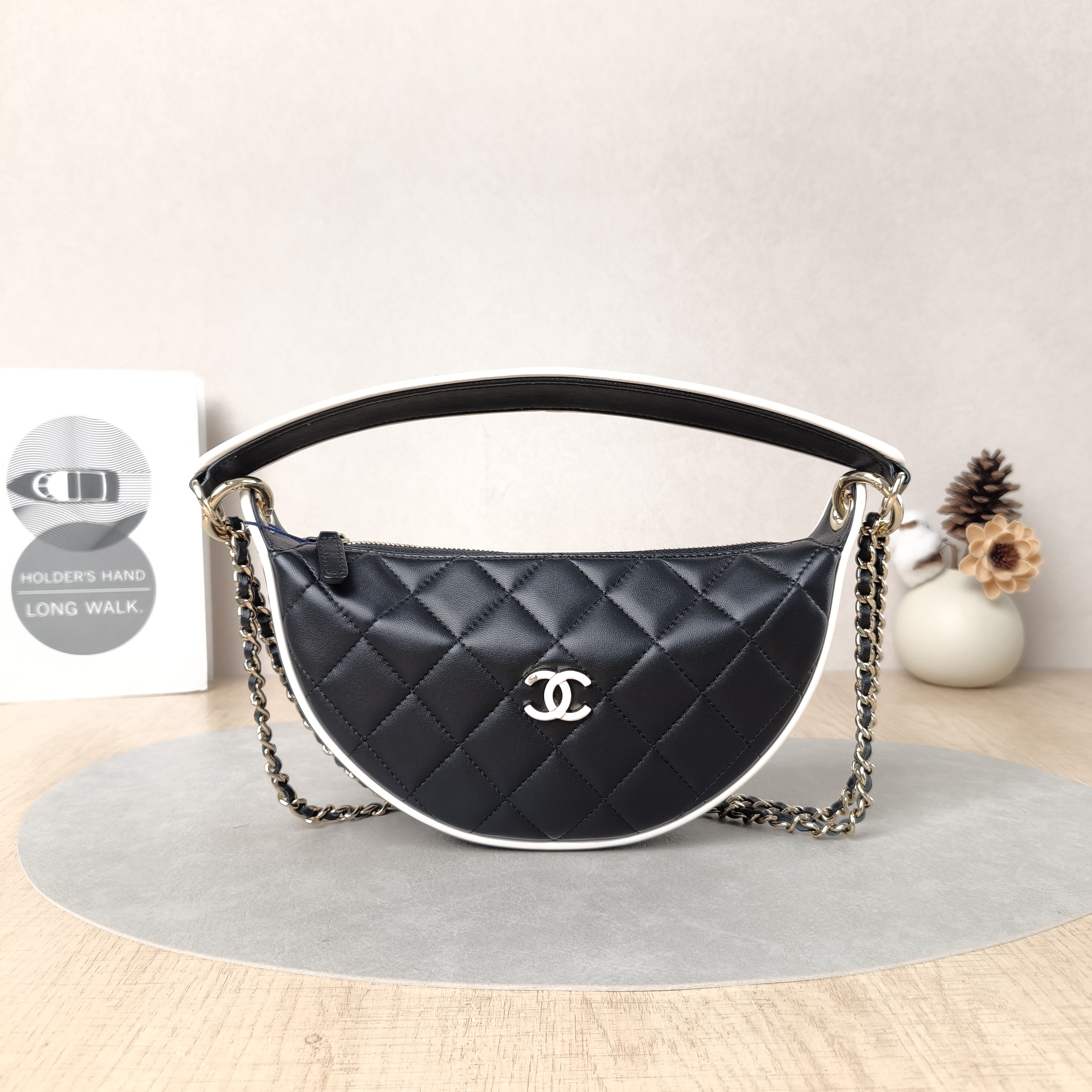 Chanel Crossbody Bag26s Top Handle Crossbody Bag Lambskin One Size22 × 6 × 15 cm