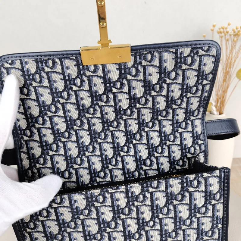 DIOR Crossbody Bag30Montaigne 30 Edition Canvas Medium24 × 8 × 17 cm — detail view 6 of 11
