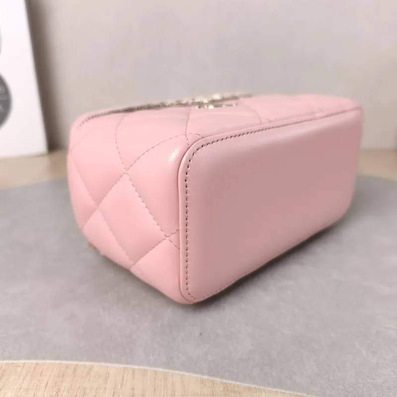 Chanel Crossbody Bag Edition Pink Lambskin One Size 16 × 8 × 9.5 cm 31 — detail view 3 of 12
