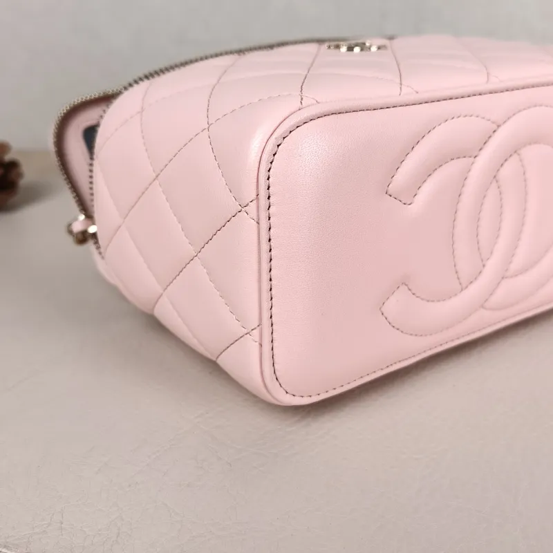 Chanel Crossbody Bag Edition Pink Lambskin Mini 16 × 8 × 9.5 cm — detail view 1 of 13