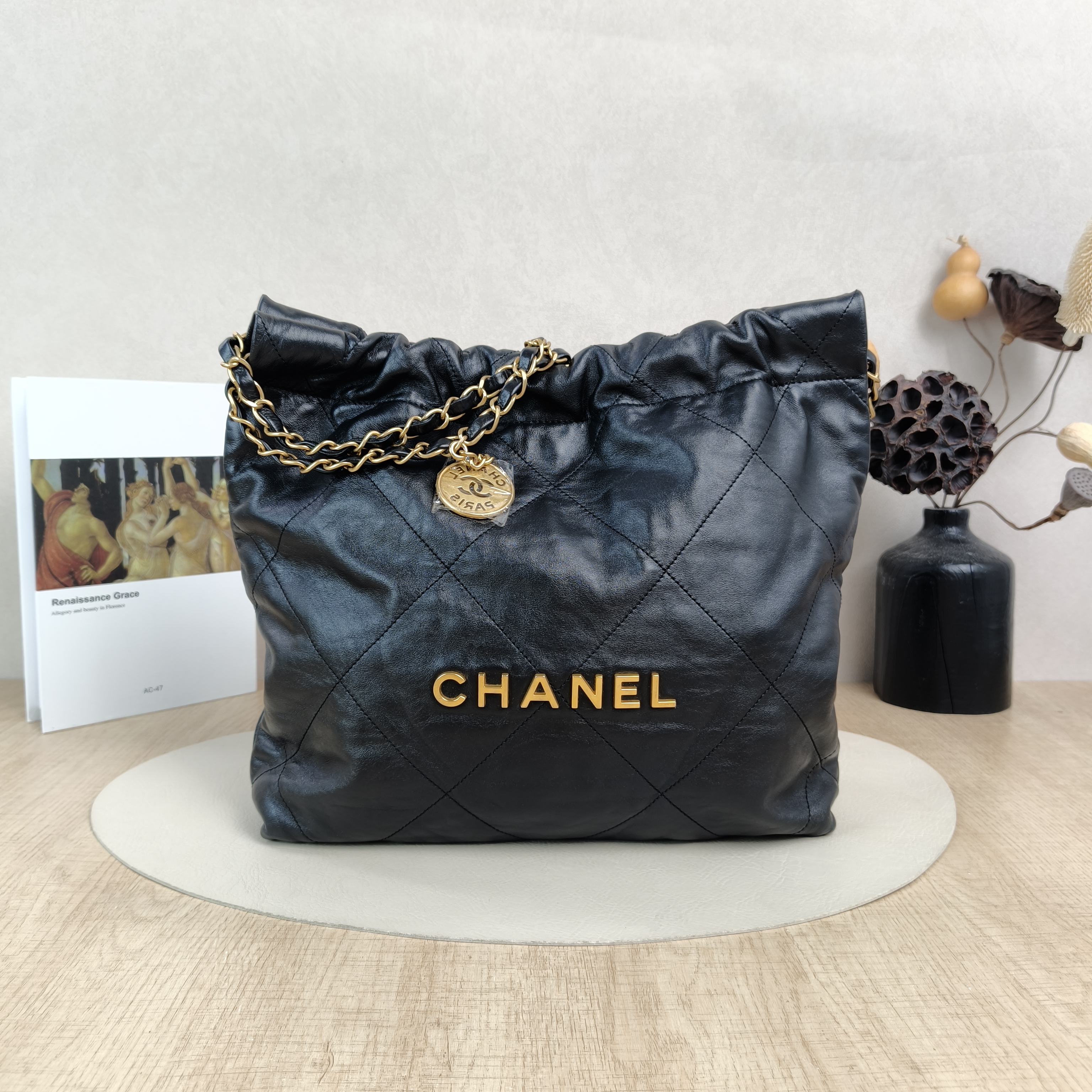 Chanel Shoulder Bag22Bag Black CC alfskin Small35 × 7 × 37 cm
